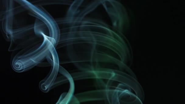 Abstrato fumaça colorida sobe em belos redemoinhos em um fundo preto. Movimento lento — Vídeo de Stock
