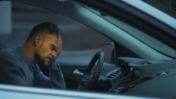 El hombre se sienta en un coche, molesto porque fue detenido por la policía por una violación de tráfico — Vídeo de stock
