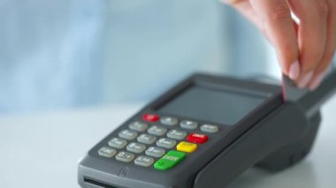 Temassız kredi kartıyla ödeme yapan kadın. Kablosuz para transferi. Kablosuz ödeme. Yavaş çekim