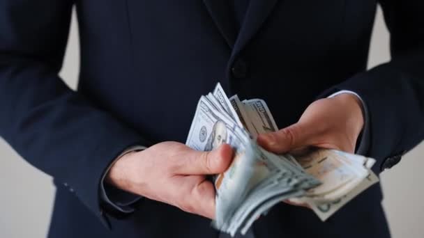 Homem vestido formalmente segurando notas de dólar e zloty polonês. Conceito de investimento, sucesso, perspectivas financeiras ou progressão na carreira — Vídeo de Stock