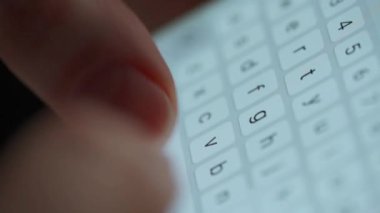 Akıllı telefondan yazı yazan kadın elleri yakın plan.