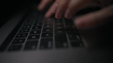 Bir web tarayıcısında e-posta ve sörf yapmak için dizüstü veya bilgisayar klavyesinde çalışan kadınların makro yakın çekim görüntüleri.
