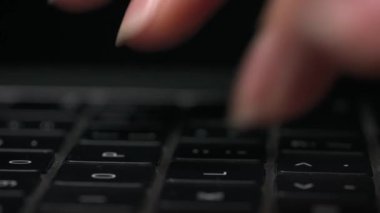 Bir web tarayıcısında e-posta ve sörf yapmak için dizüstü veya bilgisayar klavyesinde çalışan kadınların makro yakın çekim görüntüleri.