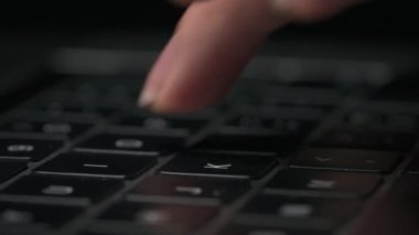 Bir web tarayıcısında e-posta ve sörf yapmak için dizüstü veya bilgisayar klavyesinde çalışan kadınların makro yakın çekim görüntüleri.