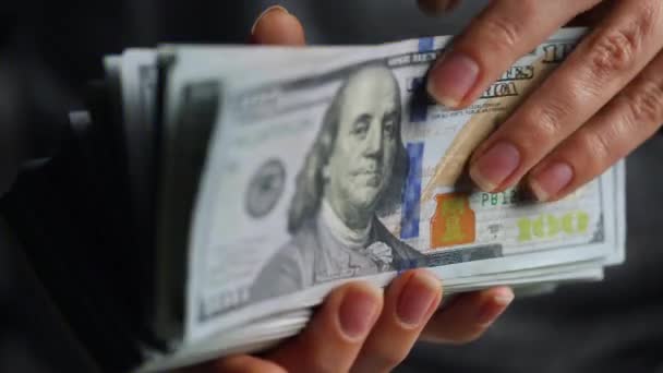Mãos verifica notas de dólar dos EUA ou contando em dinheiro com o pano de fundo das luzes do carro da polícia — Vídeo de Stock