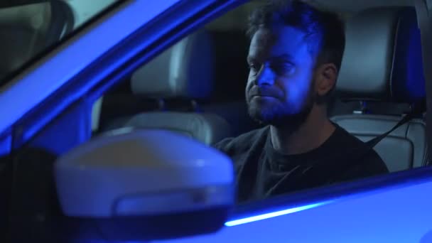男は交通違反のために警察に止められたことを動揺し、車の中に座っている — ストック動画