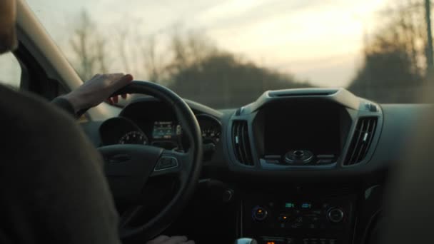 Чоловік водить машину вздовж дороги — стокове відео