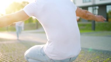 Kızı babasına koşuyor ve ona sarılıyor. Baba çocuğu kollarına alır. Yavaş çekim