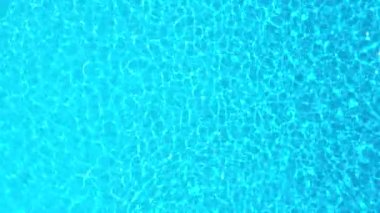 Yüzme havuzunda hafif yansımalı mavi su. Hava görüntüleri
