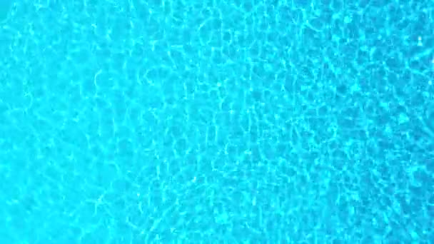 Eau bleue dans la piscine avec des reflets lumineux. Images aériennes — Video