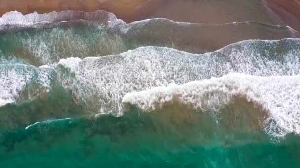 Vista aérea de la costa mediterránea, las olas llegan a la playa de arena desierta. Hermosas vacaciones y destino turístico en Creta, Grecia. — Vídeos de Stock