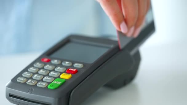 Frau bezahlt mit kontaktloser Kreditkarte Drahtlose Geldtransaktion. Drahtloses Bezahlen. Zeitlupe — Stockvideo
