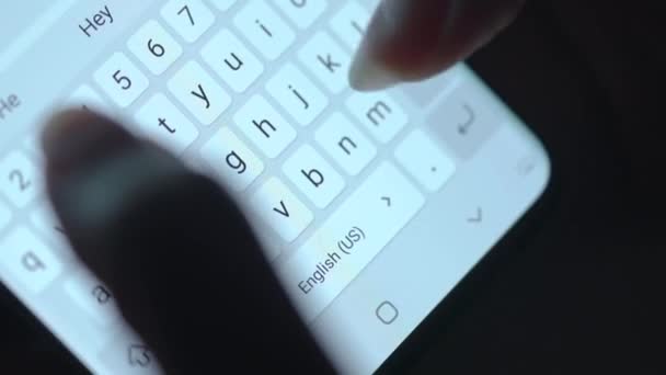 Kobiece ręce wpisujące tekst na smartfonie z bliska. Korzystanie ze smartfona z bliska wieczorem — Wideo stockowe