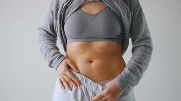 女人在胃部挤压皮肤，检查是否有多余的皮下脂肪 — 图库视频影像