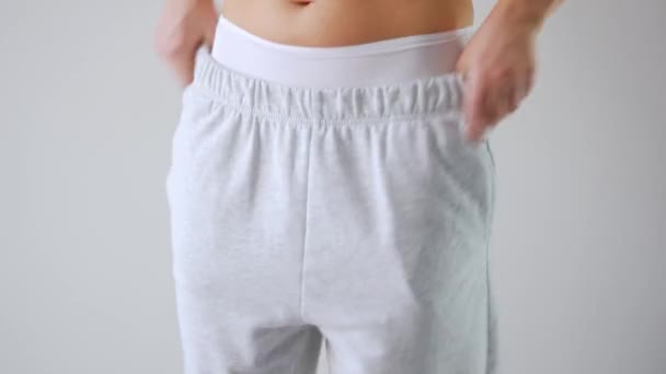女はズボンをはいて胃を撫でる。健康的な消化の概念. — ストック動画