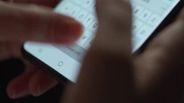 Akıllı telefondan yazı yazan kadın elleri yakın plan.