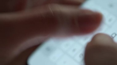 Akıllı telefondan yazı yazan kadın elleri yakın plan.