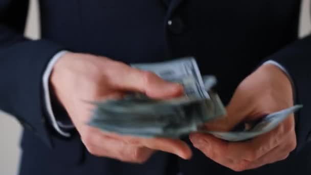 Homem vestido formalmente a contar notas de dólares americanos. Conceito de investimento, sucesso, perspectivas financeiras ou progressão na carreira — Vídeo de Stock