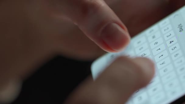Kobiece ręce wpisując tekst na smartfonie zbliżenie — Wideo stockowe