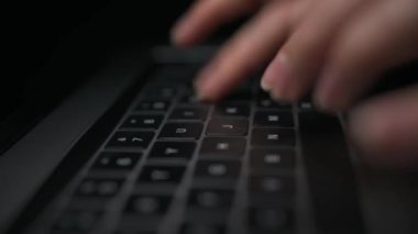 Bir web tarayıcısında e-posta ve sörf yapmak için dizüstü veya bilgisayar klavyesinde çalışan kadınların makro yakın çekim görüntüleri.