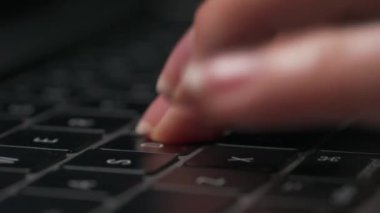 Bir web tarayıcısında e-posta ve sörf yapmak için dizüstü veya bilgisayar klavyesinde çalışan kadınların makro yakın çekim görüntüleri.