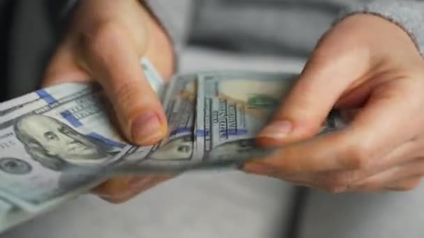 Dłonie liczą dolary amerykańskie albo płacą gotówką. Koncepcja inwestycji, sukcesu, perspektyw finansowych lub rozwoju kariery — Wideo stockowe