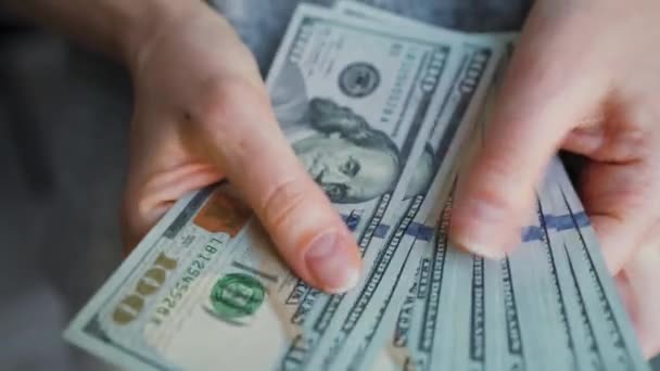 Vrouw haalt uit haar portemonnee en telt US dollar biljetten — Stockvideo