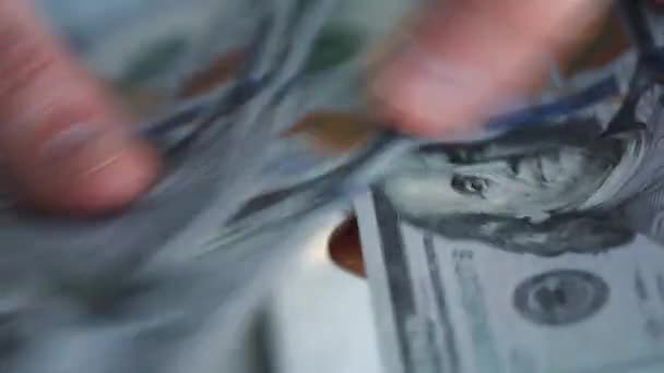 Mains comptant les billets en dollars américains ou payant en espèces. Concept d'investissement, de réussite, de perspectives financières ou d'avancement professionnel — Video