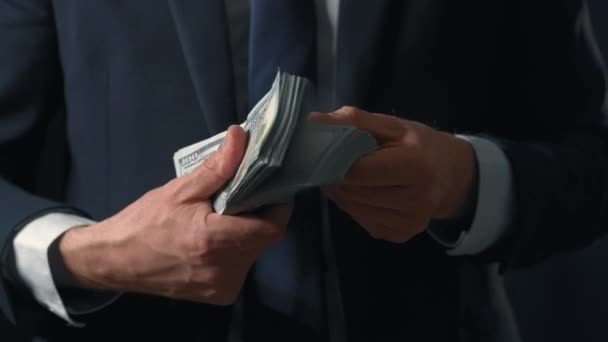 Homem vestido formalmente a contar notas de dólares americanos. Conceito de investimento, sucesso, perspectivas financeiras ou progressão na carreira — Vídeo de Stock