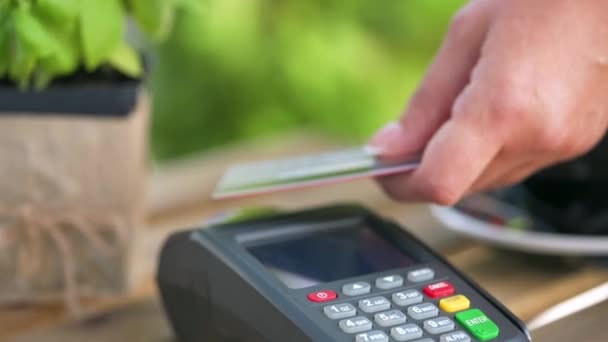 NFC 신용 카드 결제. NFC 기술로 비접 촉식 신용 카드를 지불하는 여성. 무궁무진 한 돈 거래. 무선 결제 — 비디오
