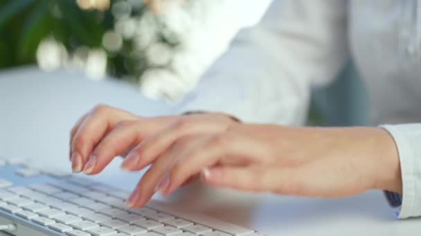 Γυναικεία χέρια απασχολημένα με το πληκτρολόγιο του υπολογιστή για την αποστολή μηνυμάτων ηλεκτρονικού ταχυδρομείου και να σερφάρετε σε ένα πρόγραμμα περιήγησης στο web — Αρχείο Βίντεο