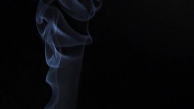 Soyut duman siyah arka planda güzel girdaplarda yükselir. Yavaş çekim