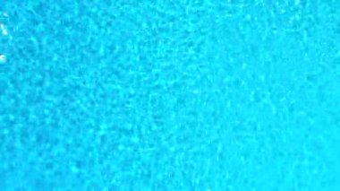 Yüzme havuzunda hafif yansımalı mavi su. Hava görüntüleri