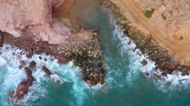 Akdeniz kıyılarının üst manzarası, dalgalar ıssız sahile ulaşıyor. Yunanistan 'da güzel bir tatil ve turizm merkezi.