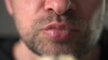 Çikolata kaplı fındıklı dondurma yemeyi seven bir adam.