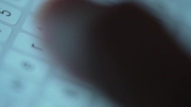 Akıllı telefondan yazı yazan bir kadın eli. Yakın plan. Akşamları akıllı telefonları kullanarak.
