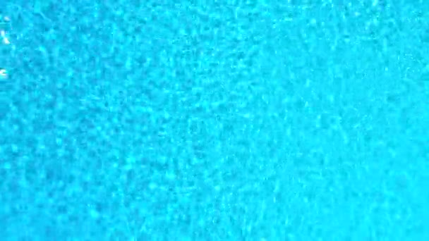 Блакитна вода в басейні зі світлими відбиттями. Повітряні кадри — стокове відео