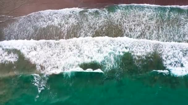 Flygfoto över Medelhavskusten, når vågorna den öde sandstranden. Vacker semester och turism destination på Kreta, Grekland. — Stockvideo
