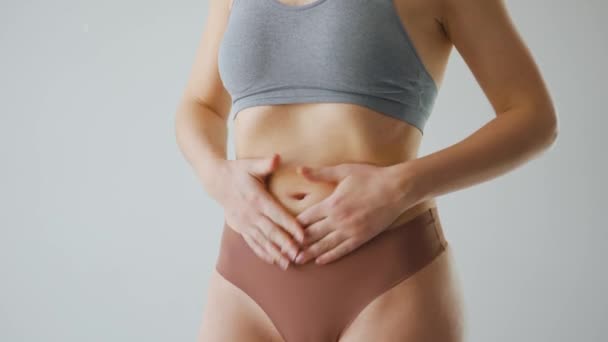 Mulher comprimindo a pele em seu estômago e lados verificando se há excesso de gordura subcutânea — Vídeo de Stock