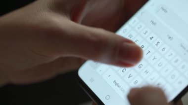 Akıllı telefondan yazı yazan kadın elleri yakın plan.