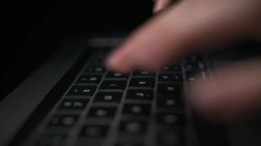 Bir web tarayıcısında e-posta ve sörf yapmak için dizüstü veya bilgisayar klavyesinde çalışan kadınların makro yakın çekim görüntüleri.