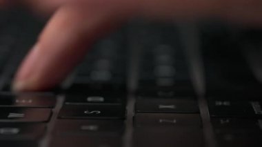 Bir web tarayıcısında e-posta ve sörf yapmak için dizüstü veya bilgisayar klavyesinde çalışan kadınların makro yakın çekim görüntüleri.