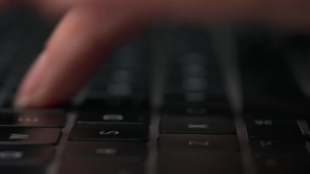 Macro close-up van vrouwelijke handen bezig met het werken op laptop of toetsenbord voor het verzenden van e-mails en surfen op een webbrowser. — Stockvideo