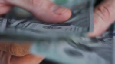 Amerikan dolarlarını sayan ya da nakit ödeyen eller. Yatırım, başarı, finansal beklentiler veya kariyer ilerlemesi kavramı