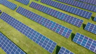 Güneşli yaz gününde güneş panellerinin üzerinden uçmak. Ekolojik yenilik.