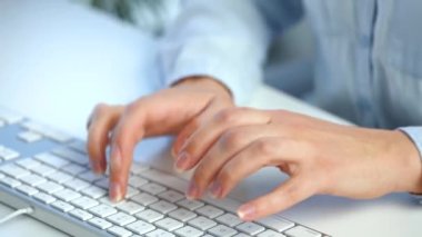 E- posta göndermek ve web tarayıcısında sörf yapmak için bilgisayar klavyesinde çalışan kadın eller