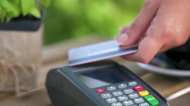 NFC pago con tarjeta de crédito. Mujer pagando con tarjeta de crédito sin contacto con tecnología NFC. Transacción inalámbrica de dinero. Pago inalámbrico — Vídeos de Stock