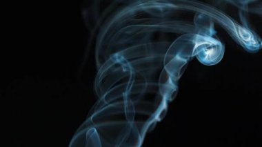 Soyut duman siyah arka planda güzel girdaplarda yükselir. Yavaş çekim