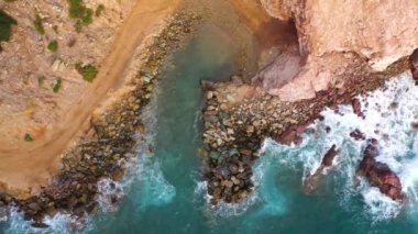 Akdeniz kıyılarının üst manzarası, dalgalar ıssız sahile ulaşıyor. Yunanistan 'da güzel bir tatil ve turizm merkezi.