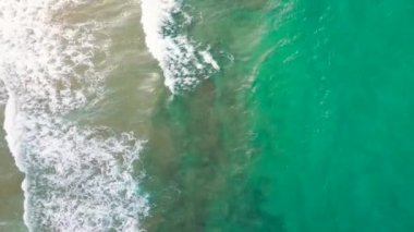 Akdeniz kıyılarının hava manzarası, dalgalar ıssız kumsala ulaşıyor. Yunanistan 'ın Girit kentinde güzel bir tatil ve turizm beldesi.